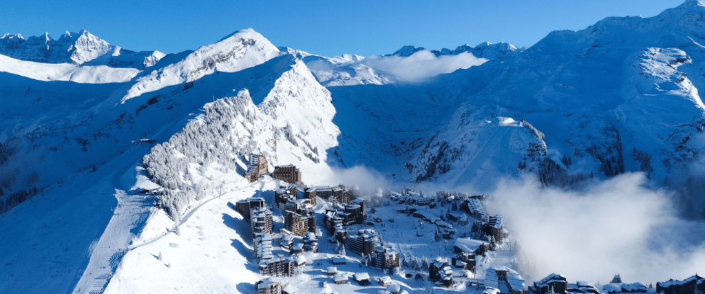 Cross-border skiing between France and Switzerland in Portes du Soleil