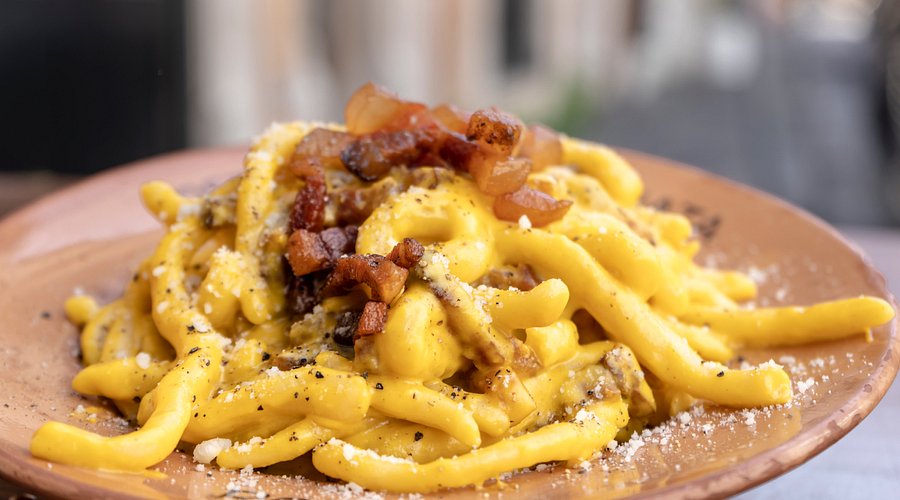 Iconic Roman pasta dishes including carbonara, amatriciana, and cacio e pepe served on rustic plates