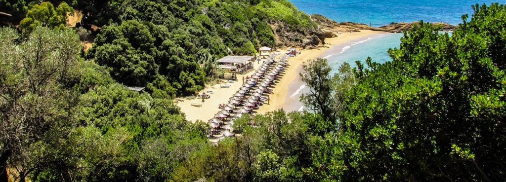 Banana Beach in Skiathos with organized sunbeds, clear Aegean water and lively beach atmosphere