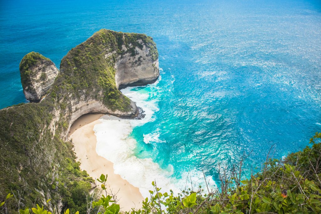 Bali travel guide Nusa Penida island cliffs with turquoise water and dramatic coastline