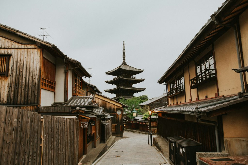 Gion district in Kyoto with traditional streets, wooden houses and cultural atmosphere – Kyoto travel guide