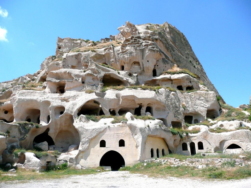Cappadocia travel guide cave hotel terrace with hot air balloons at sunrise