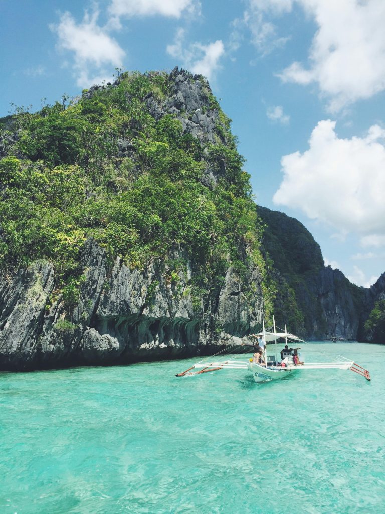 El Nido Palawan with crystal-clear turquoise water and tropical island scenery